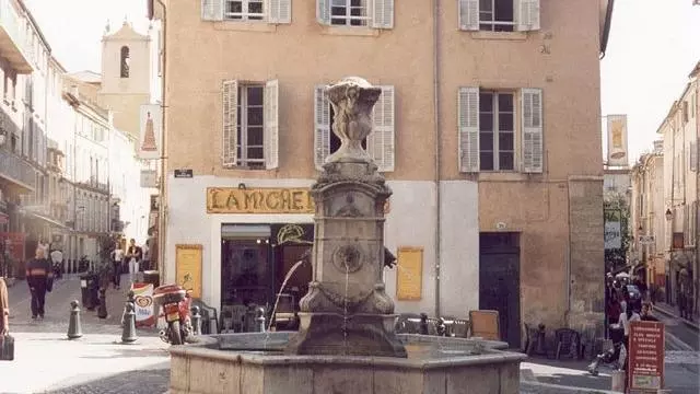 Aix-en-Provence, Une petite fontaine - Photo taken by Daniel Arnold