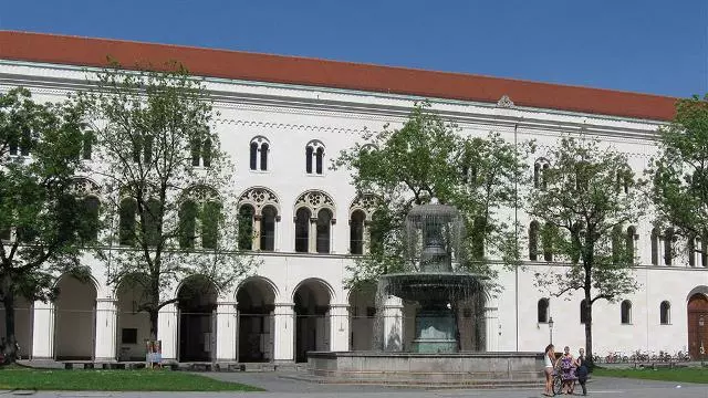 Main building of the Ludwig-Maximilians-University at Geschwister-Scholl-Platz in Maxvorstadt, München